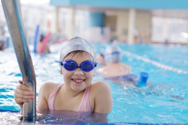 Yüzme havuzunda mutlu çocuk grubu