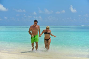 mutlu genç bir çift, yaz tatili eğlenmek ve dinlenmek