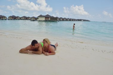 mutlu genç bir çift, yaz tatili eğlenmek ve dinlenmek