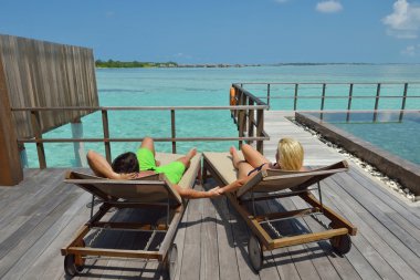 mutlu genç bir çift, yaz tatili eğlenmek ve dinlenmek