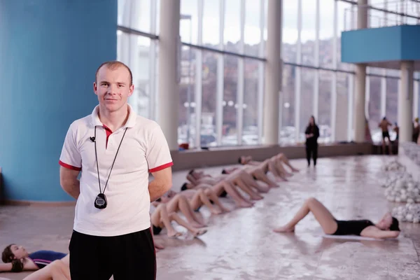 Heureux groupe d'enfants à la piscine — Photo