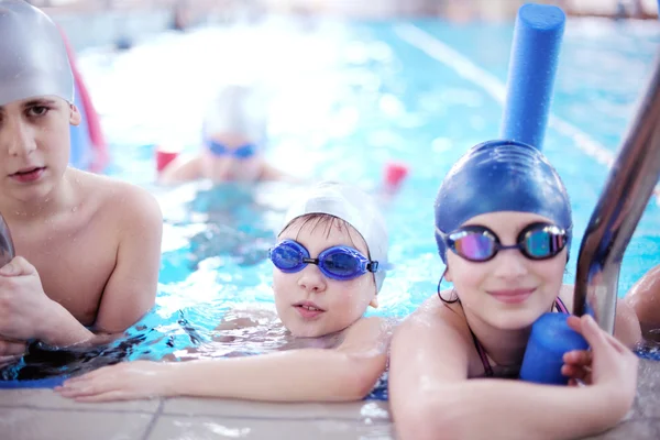 Glückliche Kindergruppe im Schwimmbad — Stockfoto