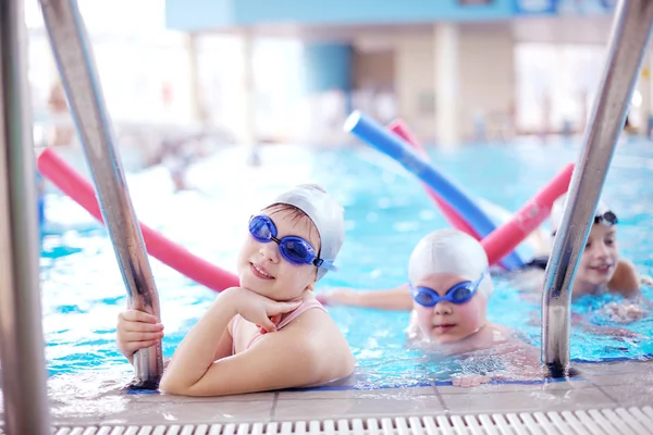 Grupo de crianças felizes na piscina — Fotografia de Stock