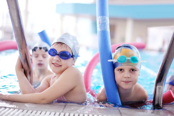 De gelukkige kinderen groep bij zwembad — Stockfoto