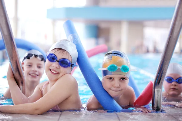 Grupo de niños felices en la piscina — Foto de Stock