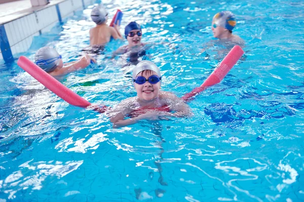 Щаслива група дітей у басейні — стокове фото