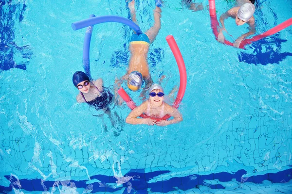 De gelukkige kinderen groep bij zwembad — Stockfoto