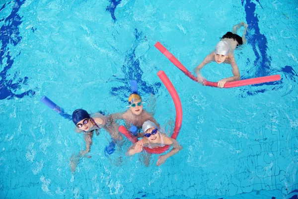 Glückliche Kindergruppe im Schwimmbad — Stockfoto