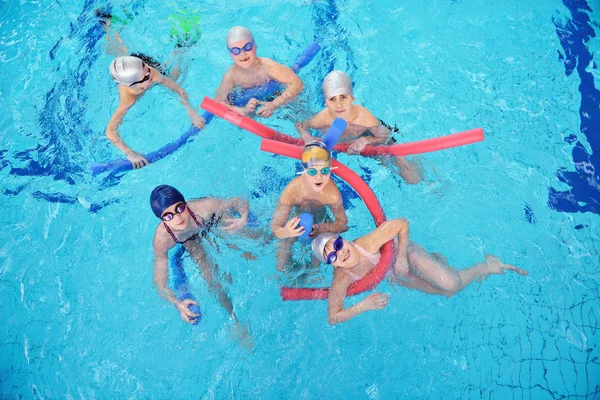 Glückliche Kindergruppe im Schwimmbad — Stockfoto