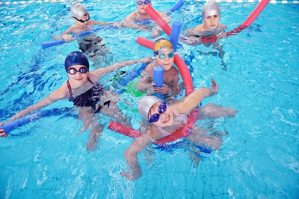 Grupo de crianças felizes na piscina — Fotografia de Stock