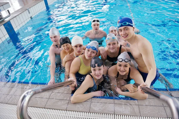 Glückliche Kindergruppe im Schwimmbad — Stockfoto