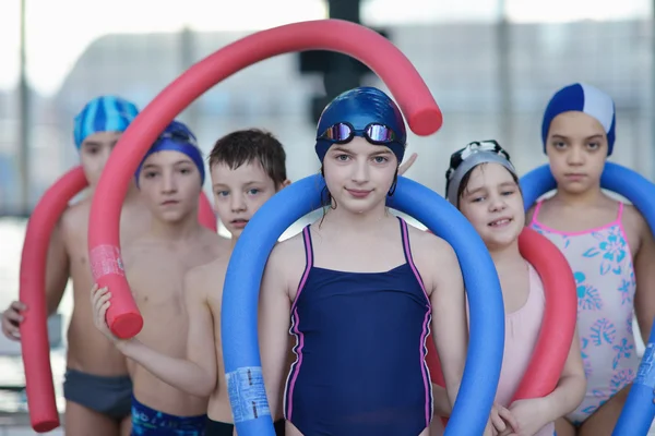 Grupo de crianças felizes na piscina — Fotografia de Stock