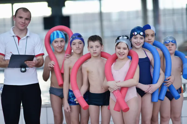 수영장에서 행복 한 아이 들 그룹 — 스톡 사진