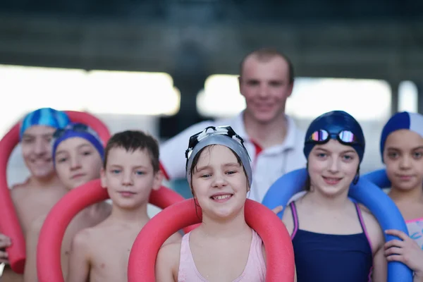 De gelukkige kinderen groep bij zwembad — Stockfoto