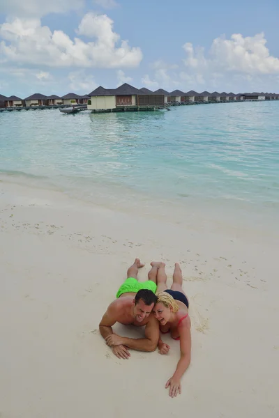 Feliz pareja joven en las vacaciones de verano divertirse y relajarse — Foto de Stock