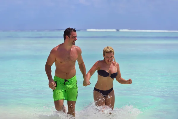 Feliz jovem casal em férias de verão se divertir e relaxar — Fotografia de Stock