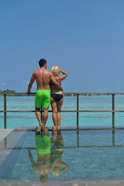 Feliz pareja joven en las vacaciones de verano divertirse y relajarse — Foto de Stock