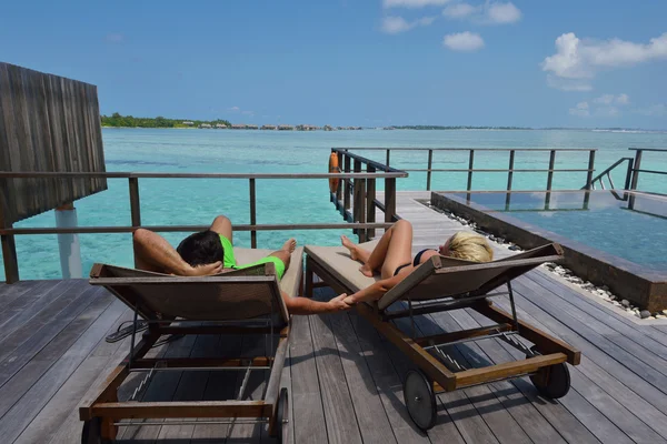 Gelukkige jonge paar op zomervakantie plezier hebben en ontspannen — Stockfoto