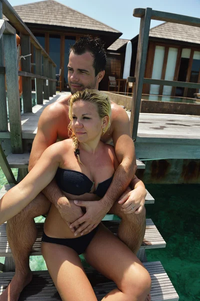 Lykkelige unge par på sommerferie have det sjovt og slappe af - Stock-foto
