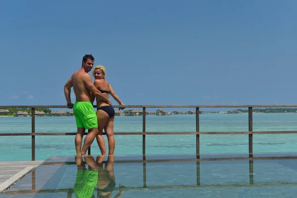 Feliz pareja joven en las vacaciones de verano divertirse y relajarse —  Fotos de Stock