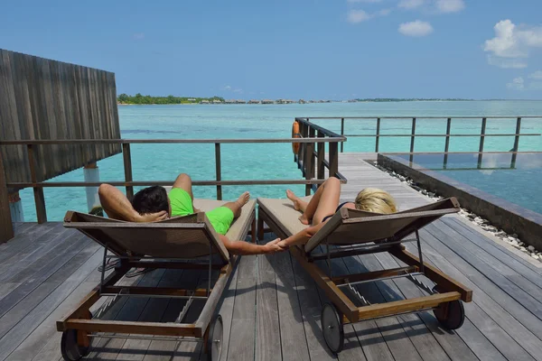 Feliz pareja joven en las vacaciones de verano divertirse y relajarse — Foto de Stock