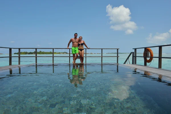 Feliz pareja joven en las vacaciones de verano divertirse y relajarse — Foto de Stock