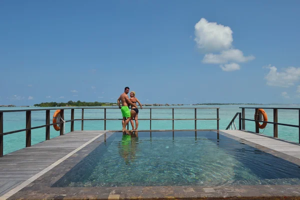 Feliz jovem casal em férias de verão se divertir e relaxar — Fotografia de Stock