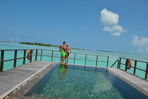 Feliz jovem casal em férias de verão se divertir e relaxar — Fotografia de Stock