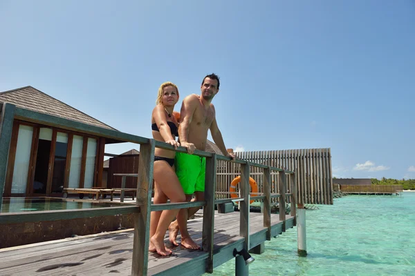 Feliz jovem casal em férias de verão se divertir e relaxar — Fotografia de Stock