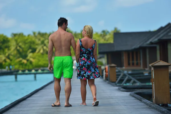 Feliz pareja joven en las vacaciones de verano divertirse y relajarse — Foto de Stock