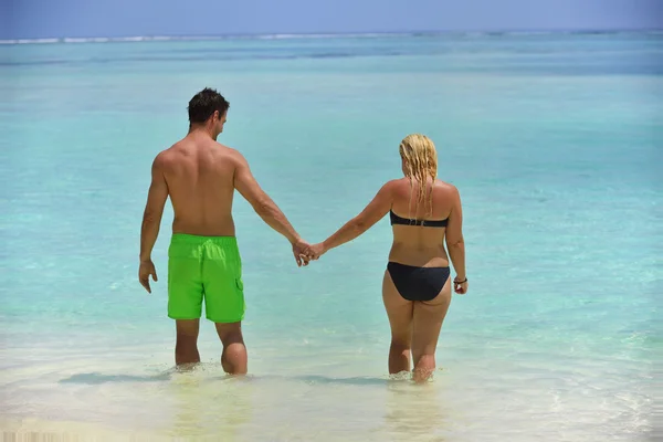 Feliz jovem casal em férias de verão se divertir e relaxar — Fotografia de Stock