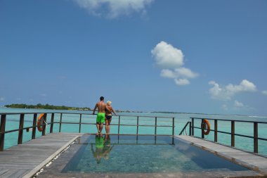 mutlu genç bir çift, yaz tatili eğlenmek ve dinlenmek