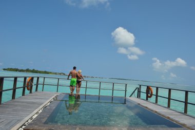 mutlu genç bir çift, yaz tatili eğlenmek ve dinlenmek