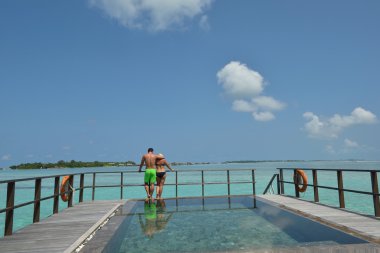 mutlu genç bir çift, yaz tatili eğlenmek ve dinlenmek