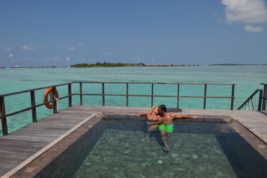 mutlu genç bir çift, yaz tatili eğlenmek ve dinlenmek