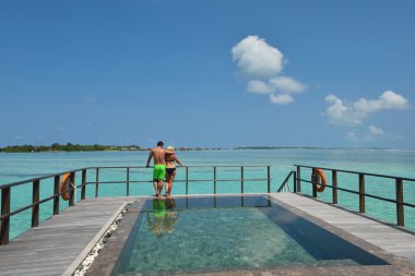 mutlu genç bir çift, yaz tatili eğlenmek ve dinlenmek