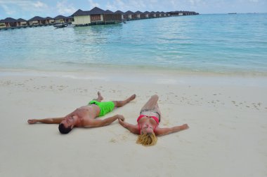 mutlu genç bir çift, yaz tatili eğlenmek ve dinlenmek