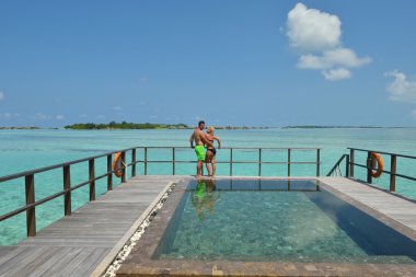 mutlu genç bir çift, yaz tatili eğlenmek ve dinlenmek