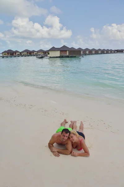 Gelukkige jonge paar op zomervakantie plezier hebben en ontspannen — Stockfoto