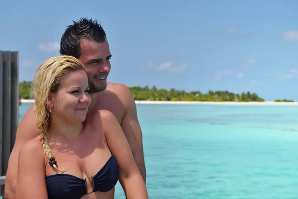 Feliz jovem casal em férias de verão se divertir e relaxar — Fotografia de Stock