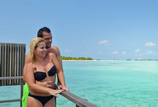 Feliz jovem casal em férias de verão se divertir e relaxar — Fotografia de Stock