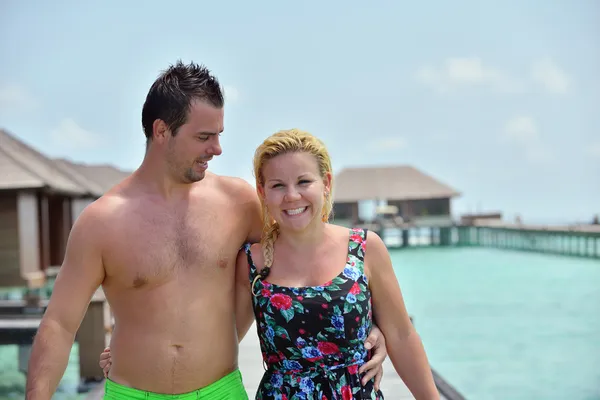 Feliz jovem casal em férias de verão se divertir e relaxar — Fotografia de Stock