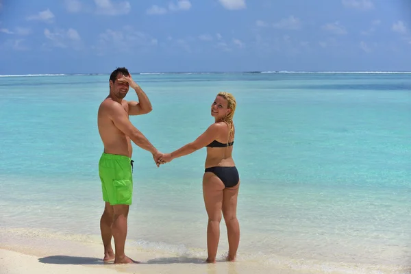 Feliz jovem casal em férias de verão se divertir e relaxar — Fotografia de Stock