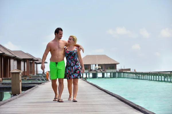 Feliz jovem casal em férias de verão se divertir e relaxar — Fotografia de Stock