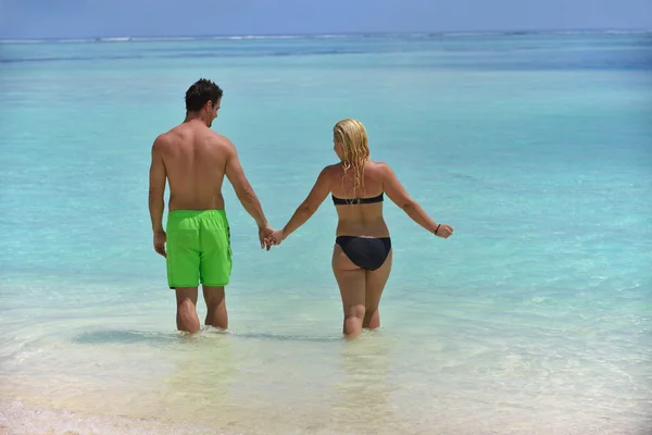 Feliz jovem casal em férias de verão se divertir e relaxar — Fotografia de Stock