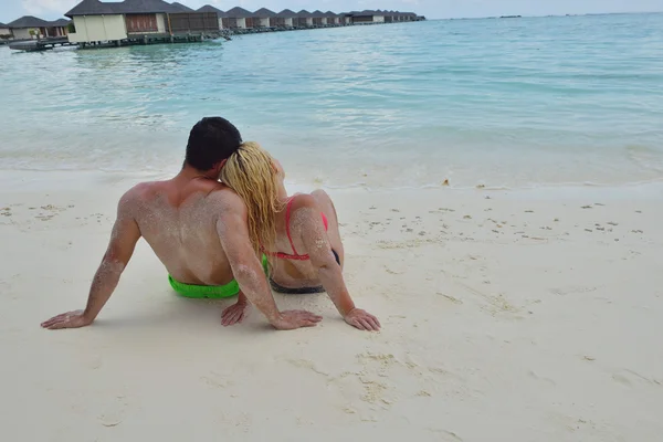 Felice giovane coppia in vacanza estiva divertirsi e rilassarsi — Foto Stock