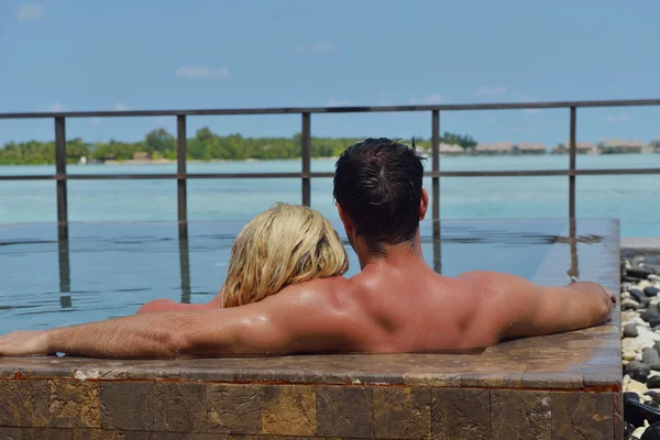 Feliz jovem casal em férias de verão se divertir e relaxar — Fotografia de Stock