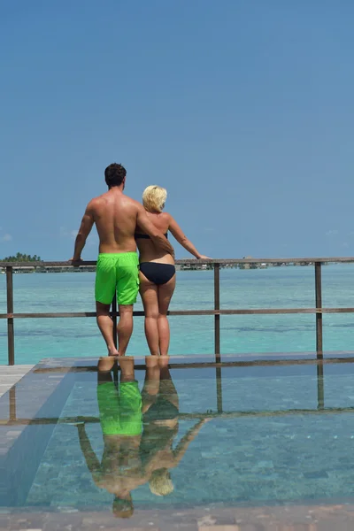 Feliz jovem casal em férias de verão se divertir e relaxar — Fotografia de Stock