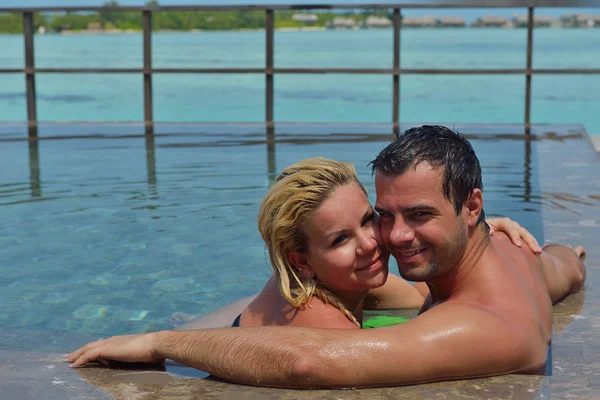 Feliz jovem casal em férias de verão se divertir e relaxar — Fotografia de Stock