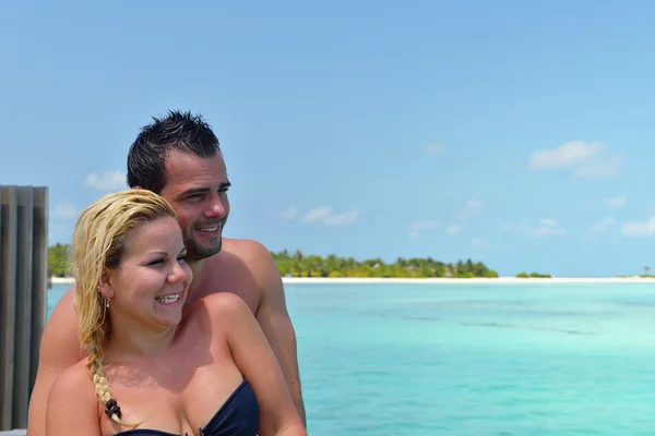 Feliz jovem casal em férias de verão se divertir e relaxar — Fotografia de Stock